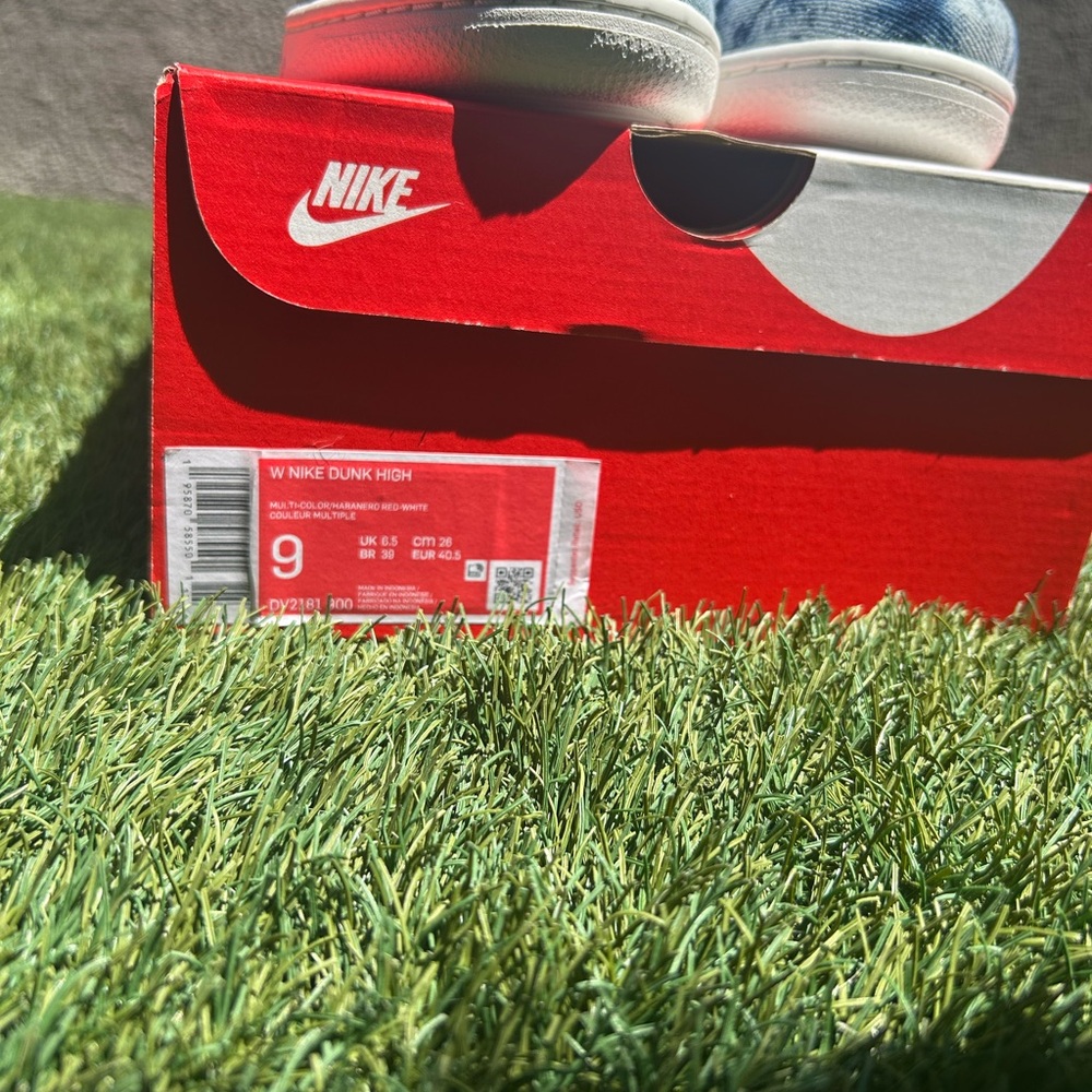 Nike High-Top Sneakers in White, Blue, and Red - New With Box - Picture 7 of 7